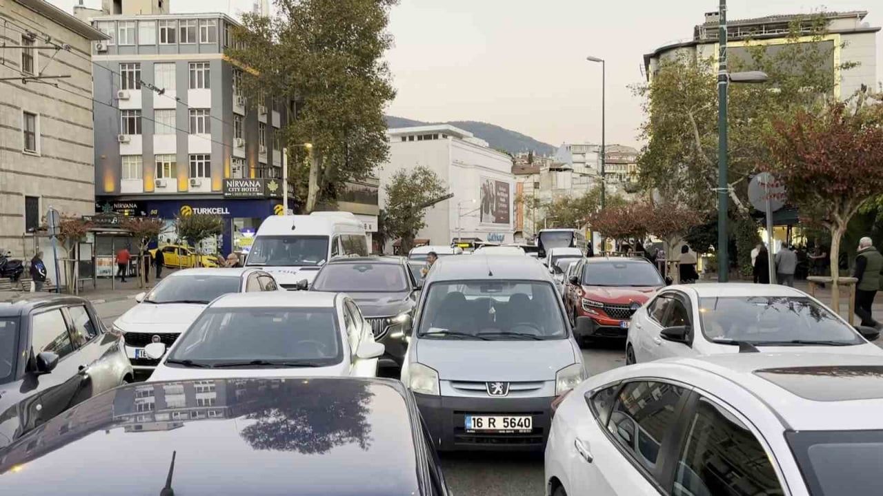 BURSA’DA SABAH NAMAZINI ULUCAMİ’DE KILMAK İSTEYEN VATANDAŞLARIN OLUŞTURDUĞU YOĞUNLUK, ATATÜRK...