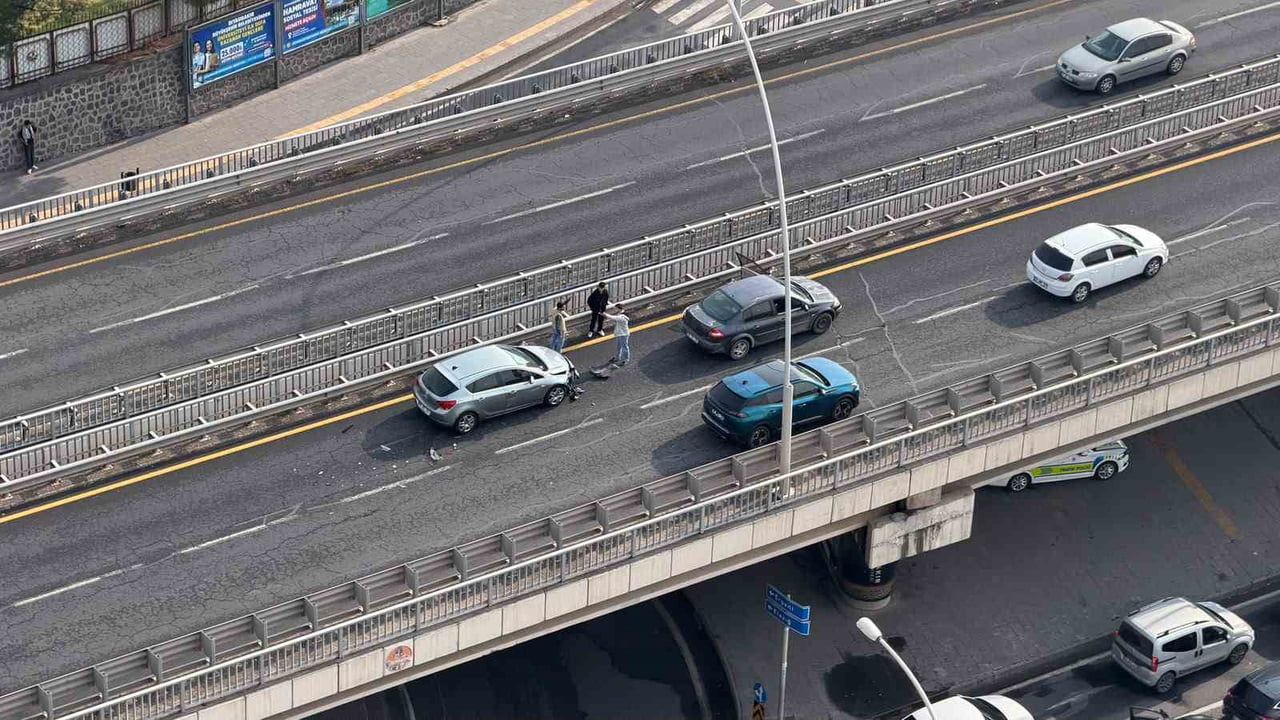 DİYARBAKIR'IN YENİŞEHİR İLÇESİNDE AYNI GÜZERGAHTA 4 OTOMOBİL ÇARPIŞTI