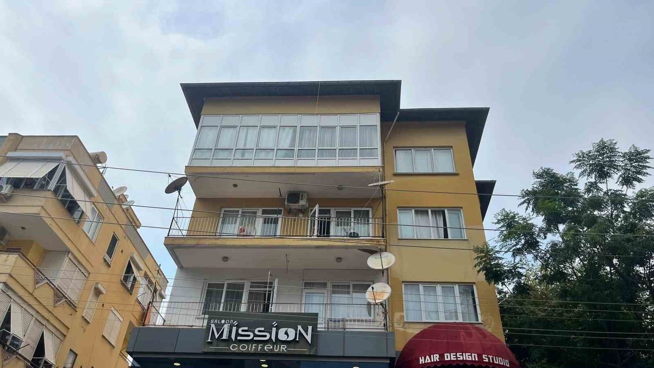 ALANYA İLÇESİNDE 3 KATLI BİNANIN EN ÜST KATINDAKİ BALKONDA HENÜZ BELİRLENEMEYEN NEDENLE YANGIN...