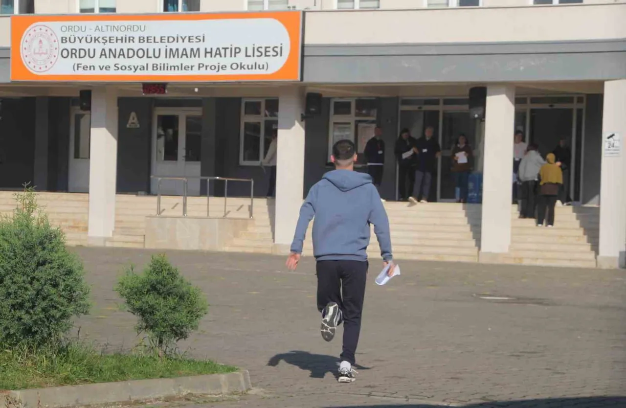 ORDU’DA 2026-KPSS ORTAÖĞRETİM SINAVINA GİRECEK BAZI ADAYLAR SINAV BİNALARINA SON SANİYELERDE...