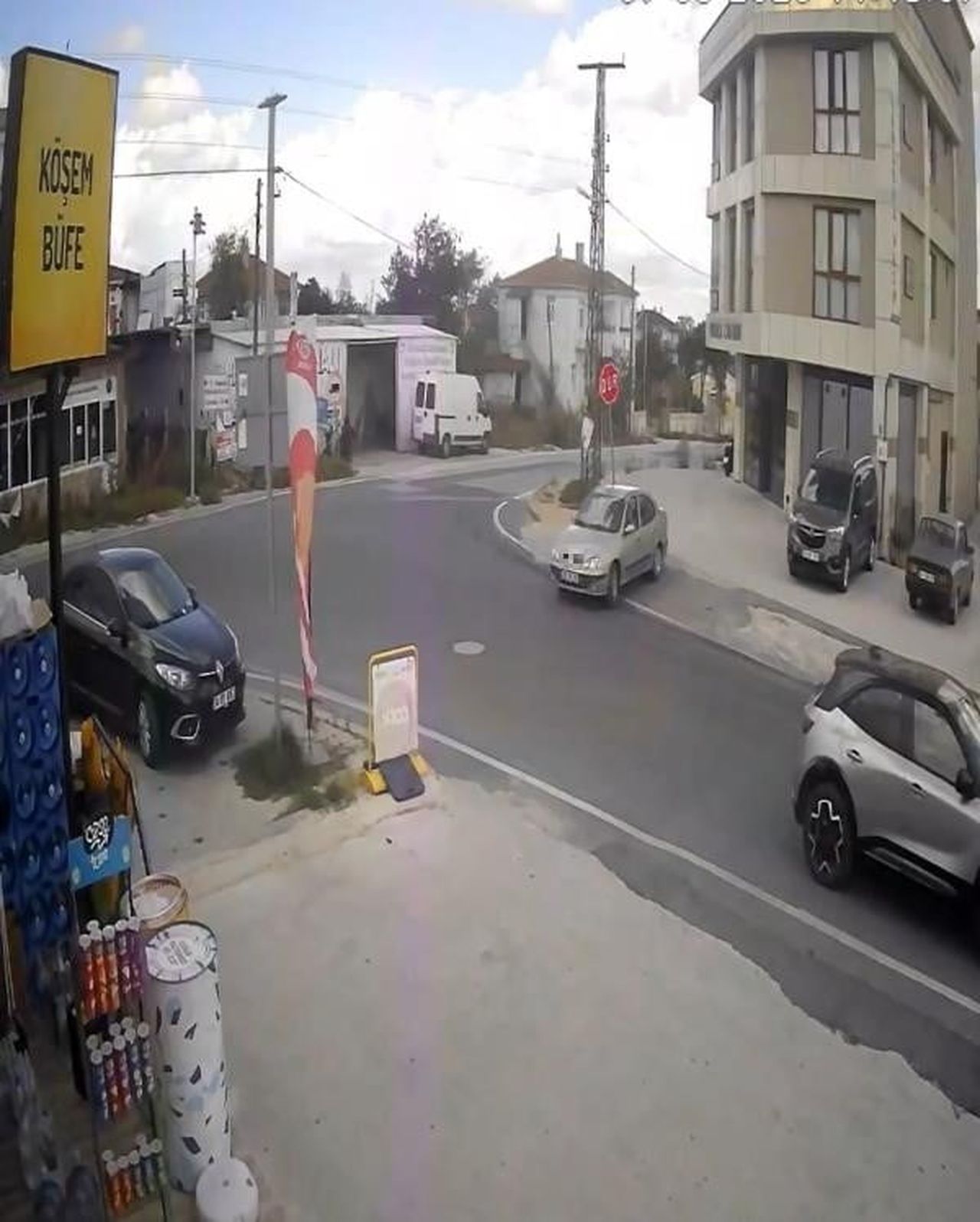 TEKİRDAĞ’IN KAPAKLI İLÇESİNDE GERİ MANEVRA YAPTIĞI SIRADA YOL KENARINDAKİ "DUR" TABELASINA ÇARPAN...