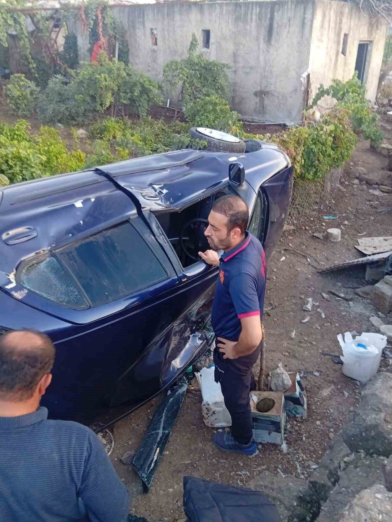 SİİRT’İN KURTALAN İLÇESİNDE EVİN BAHÇESİNE DÜŞEN OTOMOBİLDEKİ 4 KİŞİ YARALANDI.
