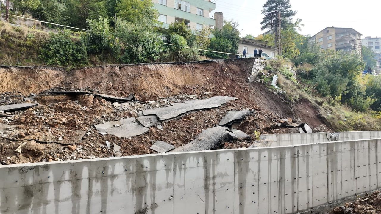 BİTLİS’TE ETKİLİ OLAN AŞIRI YAĞIŞ NEDENİYLE YOLDA ÇÖKMELER MEYDANA GELDİ