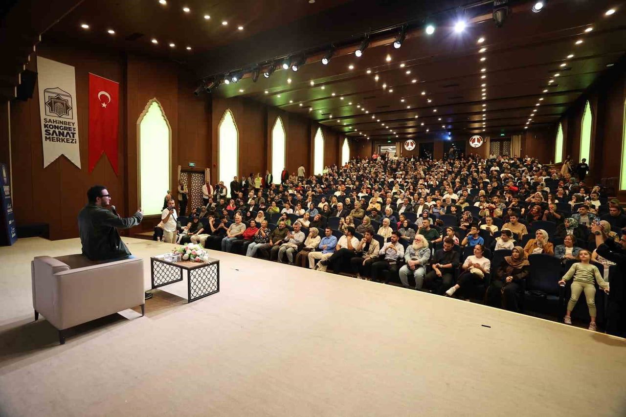 ŞAHİNBEY KİTAP GÜNLERİ’NDE RENKLİ ANLAR YAŞANDI. BEKAR OLMASIYLA BİLİNEN PROF. DR. OYTUN ERBAŞ...