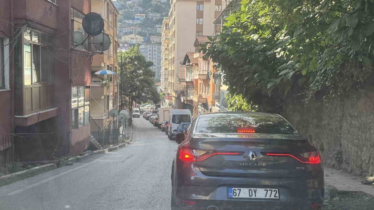 ZONGULDAK(İHA)-ZONGULDAK’TA SOĞUKSU MEVKİSİNDE YAŞANAN YOĞUN TRAFİK, SÜRÜCÜLERE ZOR ANLAR YAŞATTI....