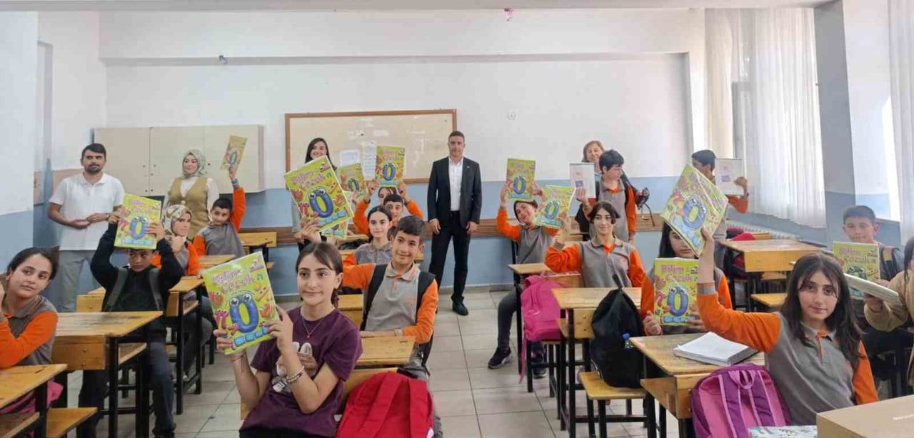 VAN’IN GÜRPINAR İLÇESİNDE DÜZENLENEN ETKİNLİKTE ÖĞRENCİLER, SANAL GERÇEKLİK (VR) GÖZLÜKLERİ VE...