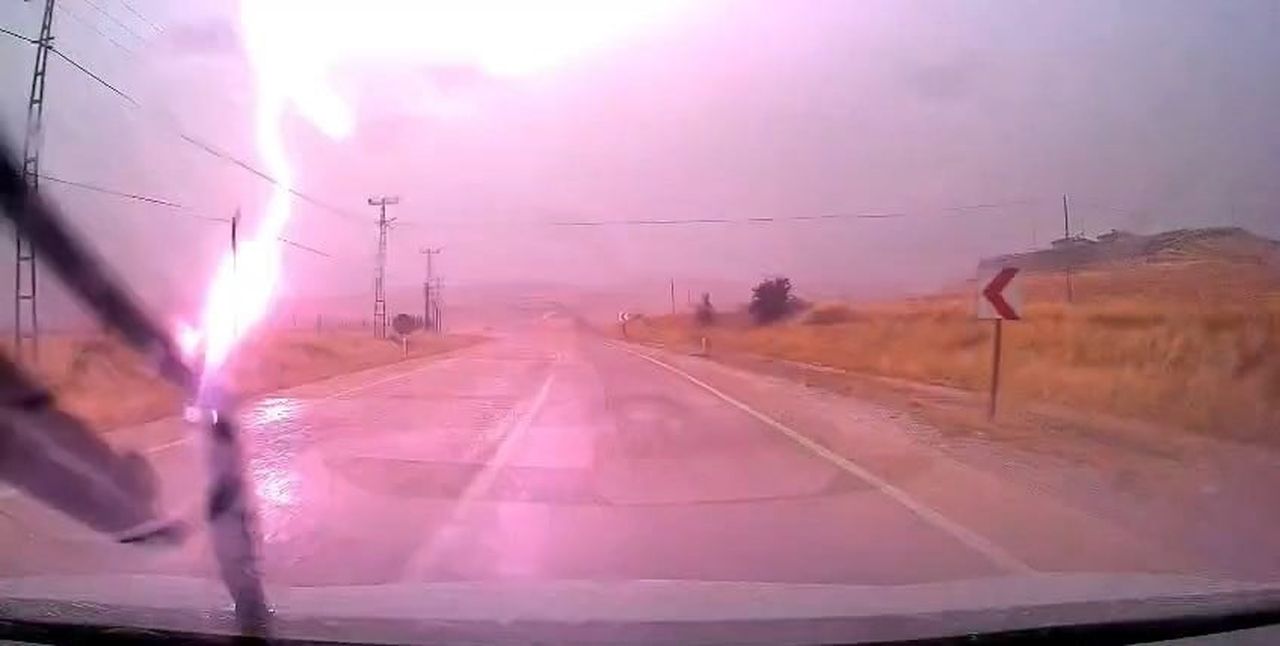 ELAZIĞ-PERTEK KARA YOLUNDA SEYİR HALİNDEKİ BİR ARACIN YAKININA YILDIRIM DÜŞTÜ. O ANLAR ARAÇ...