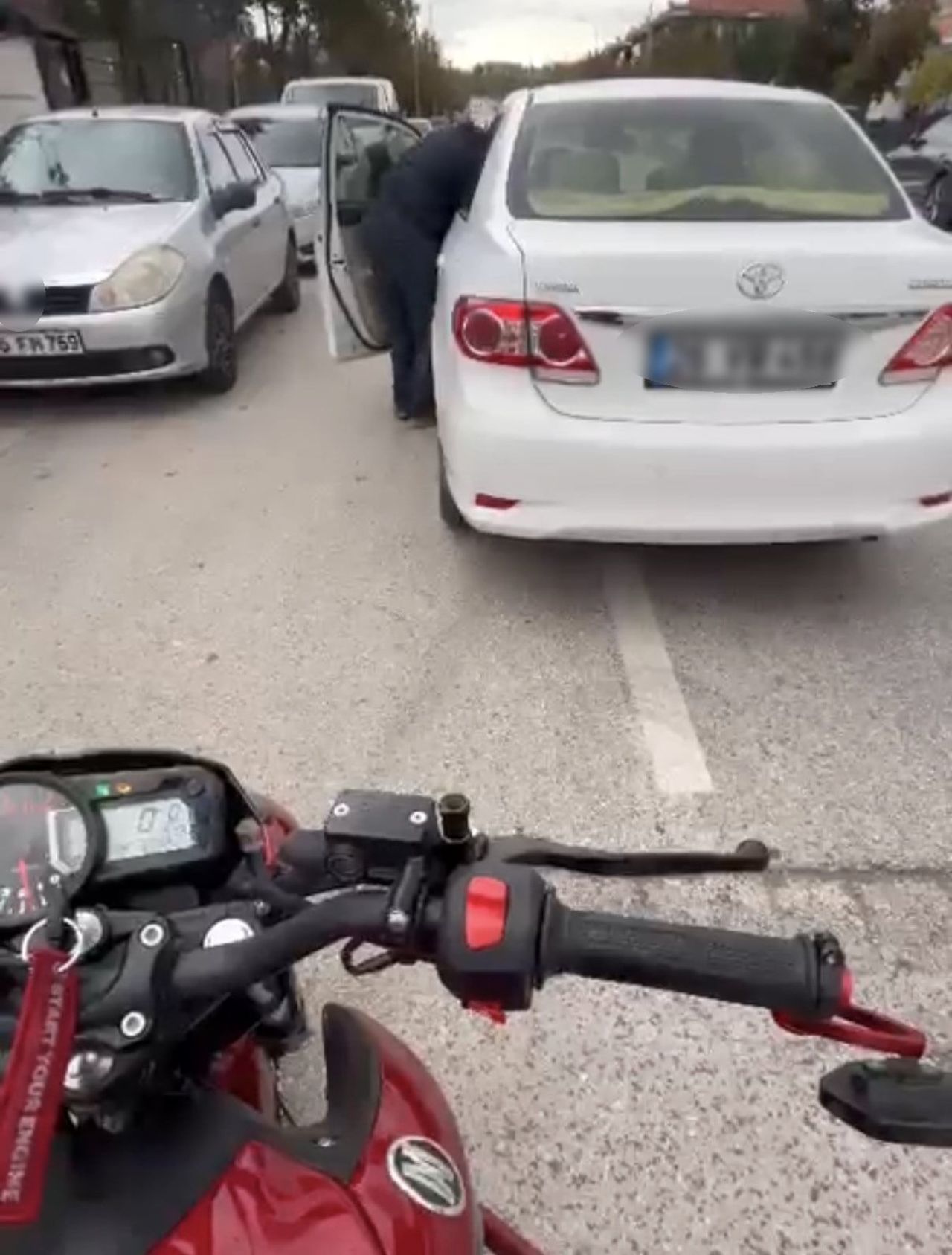 ESKİŞEHİR’DE TRAFİKTE YAŞANAN BİR ANLAŞMAZLIKTA, KENDİSİNİN EMEKLİ POLİS OLDUĞUNU İDDİA EDEN...