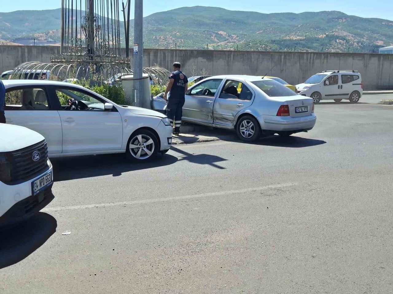 BİNGÖL’DE İKİ OTOMOBİL ÇARPIŞTI: 1 YARALI