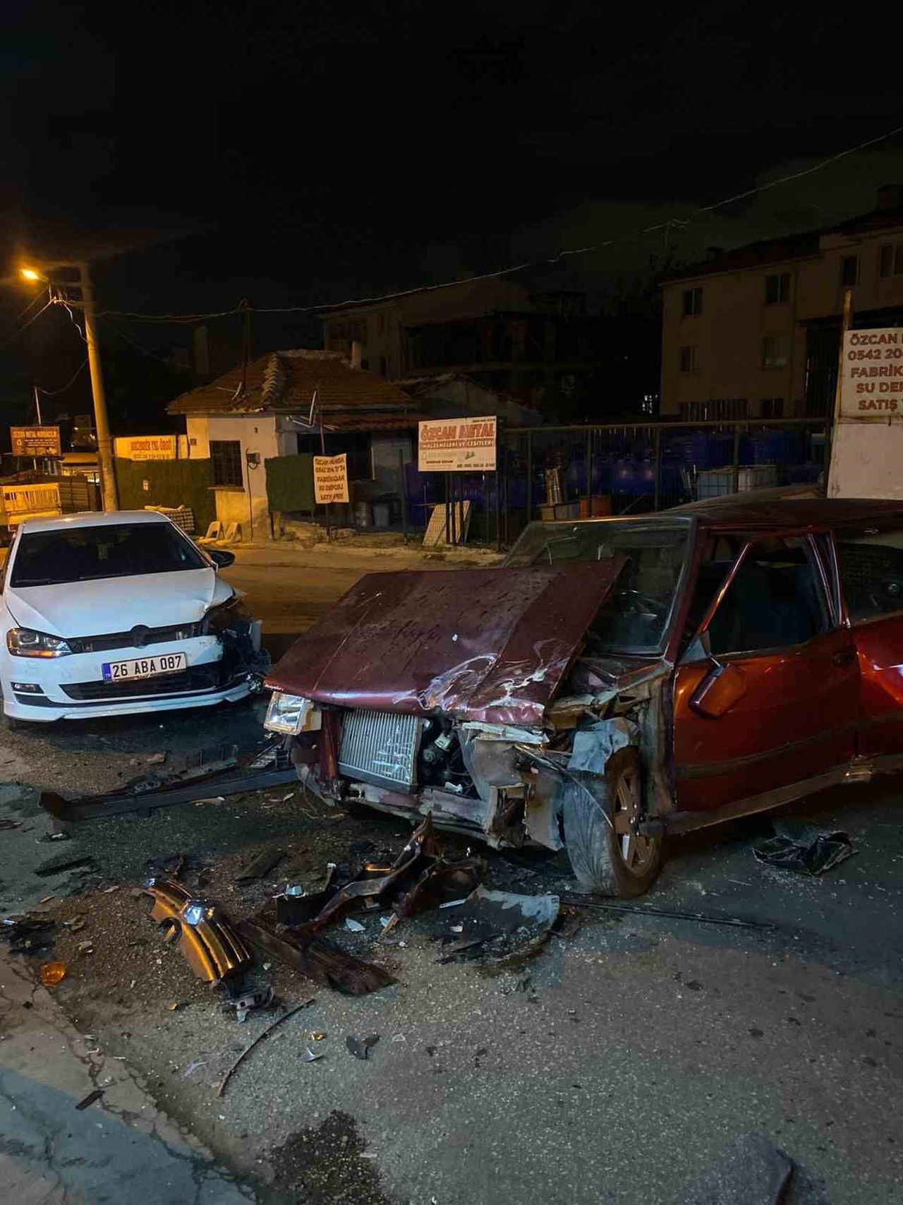 ESKİŞEHİR'DE KAFA KAFAYA ÇARPIŞAN 2 OTOMOBİLDE MADDİ HASAR OLUŞTU.