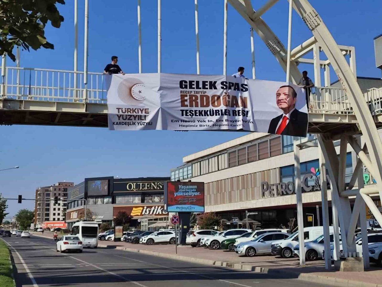 BATMAN'IN ÇEŞİTLİ NOKTALARINA, "TERÖRSÜZ TÜRKİYE" SÜRECİNE DESTEK AMACIYLA TÜRKÇE VE KÜRTÇE...