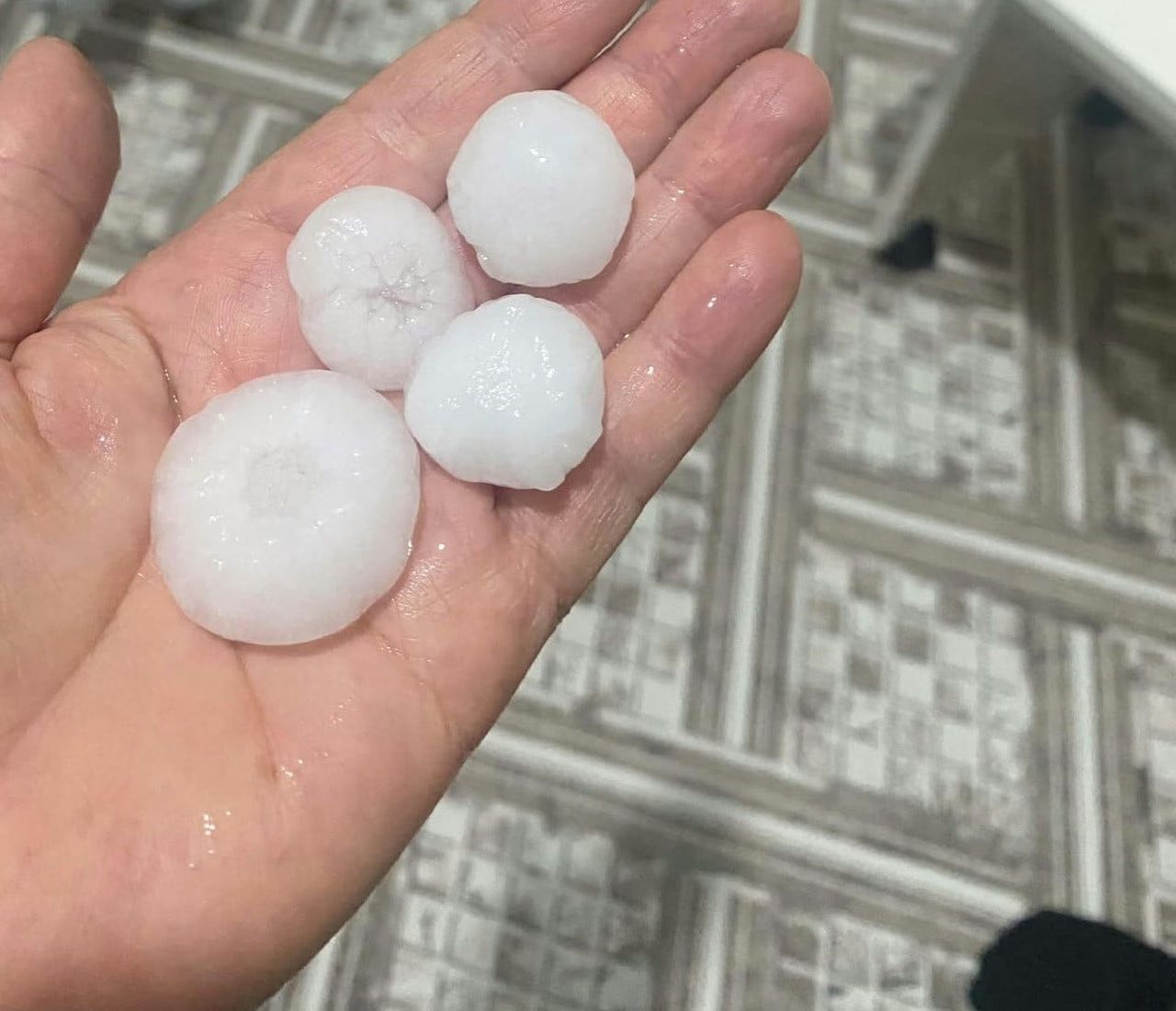 HATAY’DA KISA SÜRELİ ETKİLİ OLAN CEVİZ BÜYÜKLÜĞÜNDEKİ DOLU YAĞIŞI ÇEVREYİ BEYAZA BÜRÜDÜ. YAĞIŞLI...