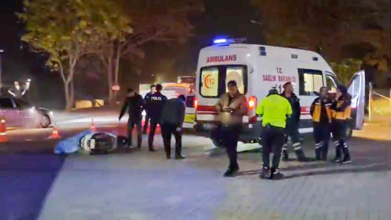 MANİSA'NIN TURGUTLU İLÇESİNDE TIRIN ALTINDA KALAN MOTOSİKLET SÜRÜCÜSÜ FECİ ŞEKİLDE CAN...