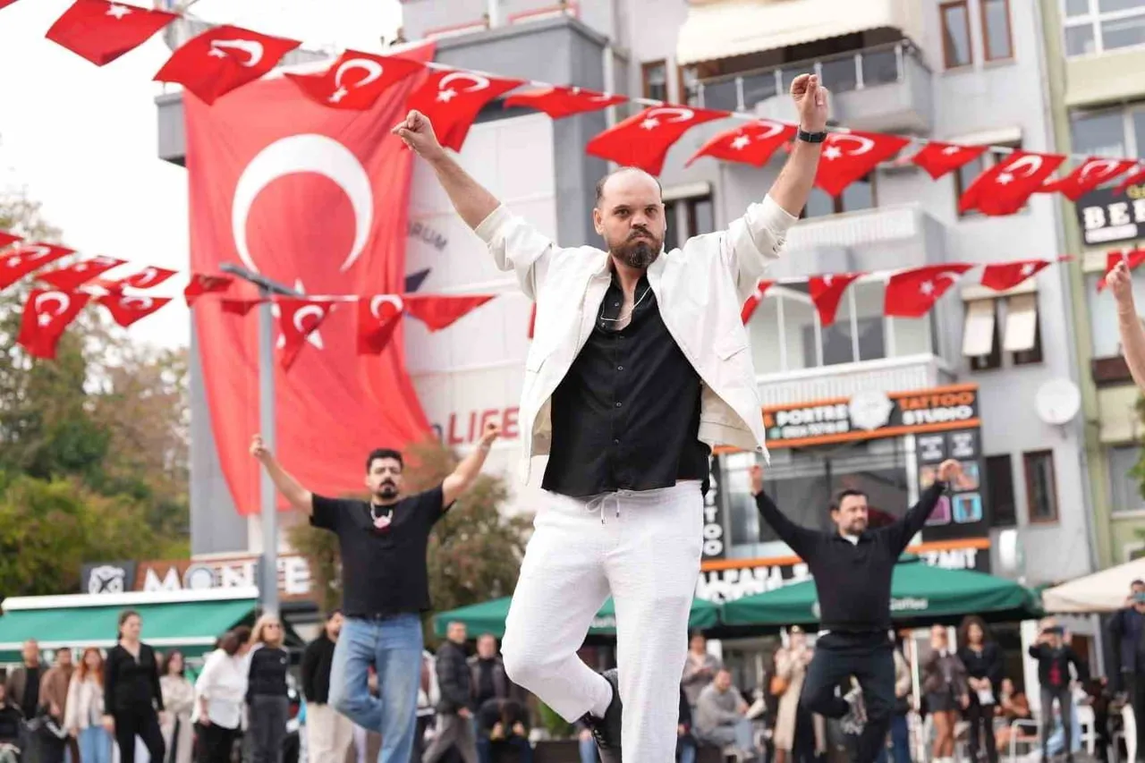 KOCAELİ'DE CUMHURİYET BAYRAMI KUTLAMALARI KAPSAMINDA İZMİT KENT MEYDANI'NDA DAVUL ZURNA SESLERİYLE...