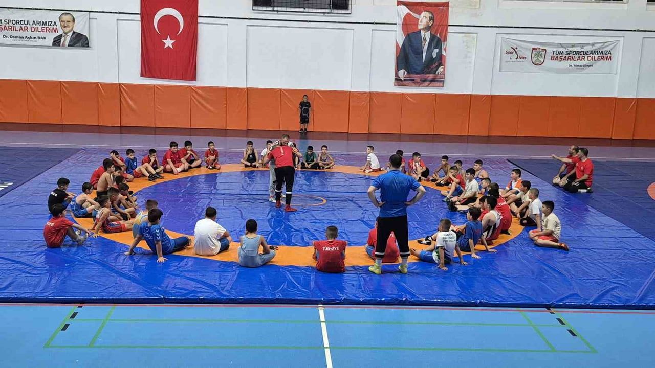 MİNİKLER GÜREŞ SERBEST STİL GELİŞİM KAMPLARI’NIN BİR AYAĞI SİVAS’TA BAŞLADI. TÜRKİYE’NİN FARKLI...