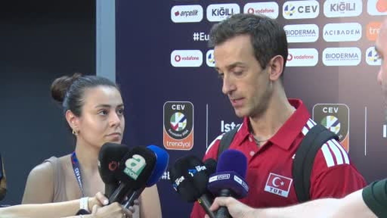 A Milli Kadın Voleybol Takımı Başantrenörü Daniele Santarelli, Letonya'ya karşı alınan 3-0'lık...