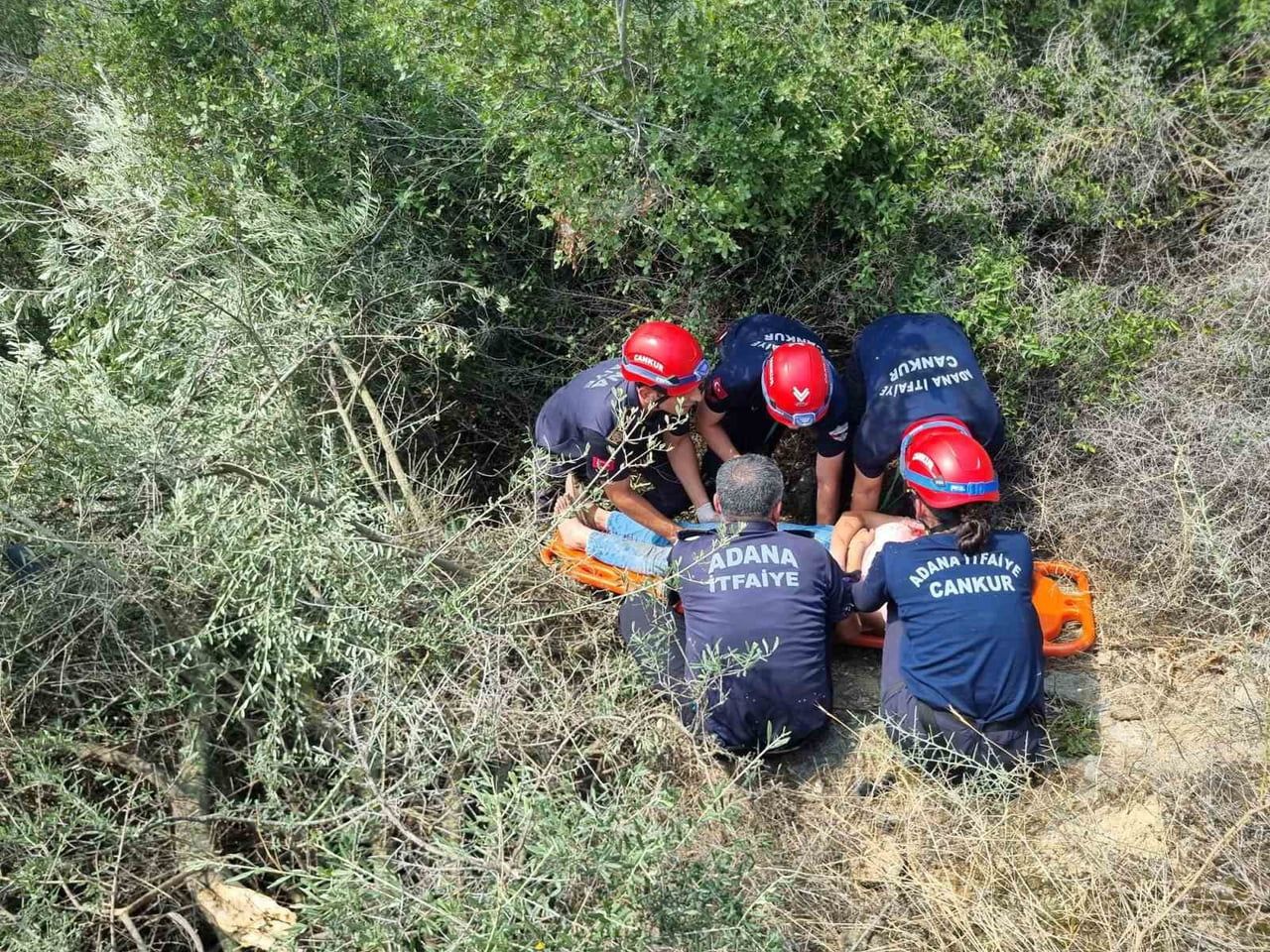 ADANA'DA YAKLAŞIK 200 METRE YÜKSEKLİKTEN UÇURUMA YUVARLANAN OTOMOBİLDE BULUNAN 27 YAŞINDAKİ GENÇ...