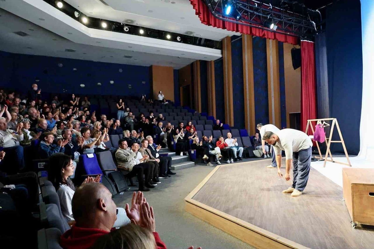 BODRUM’DA TİYATRO PERDESİ "CAMBAZIN CENAZESİ" İLE AÇILDI