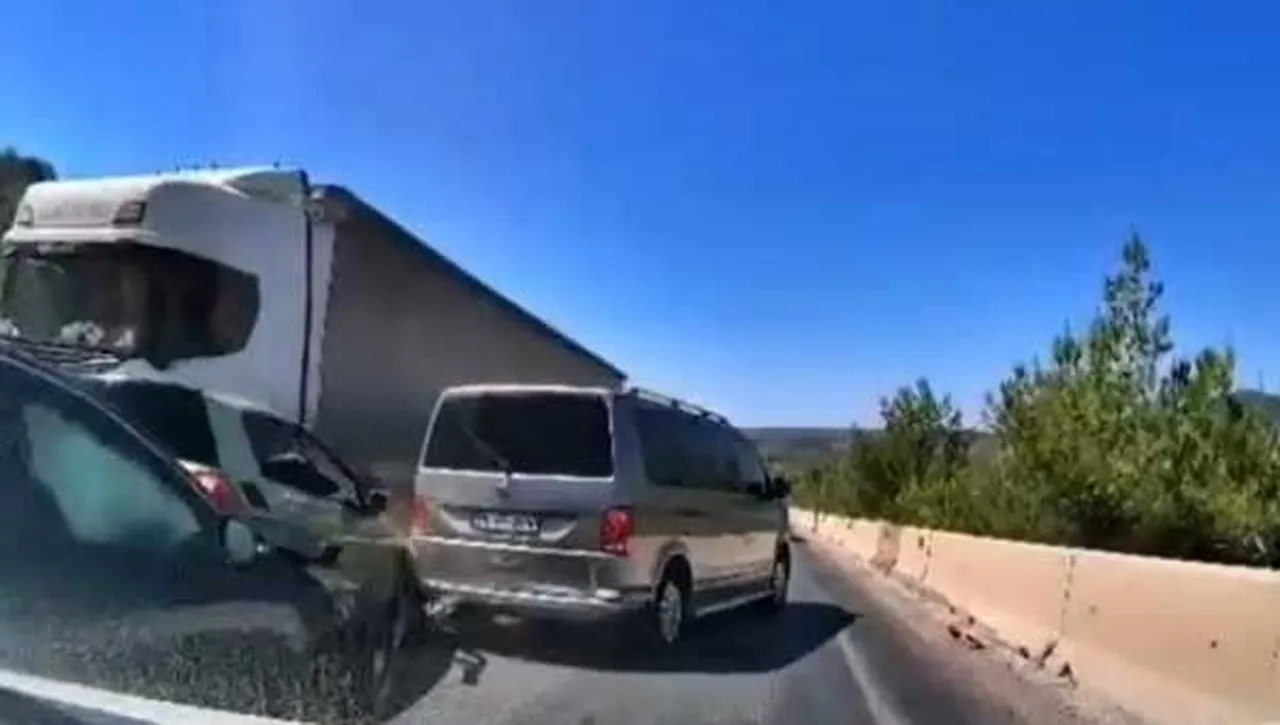 MİLAS İLÇESİNDE 5 ARACIN KARIŞTIĞI VE 1 KİŞİNİN YARALANDIĞI TRAFİK KAZASI ARAÇ GÜVENLİK KAMERASINA...