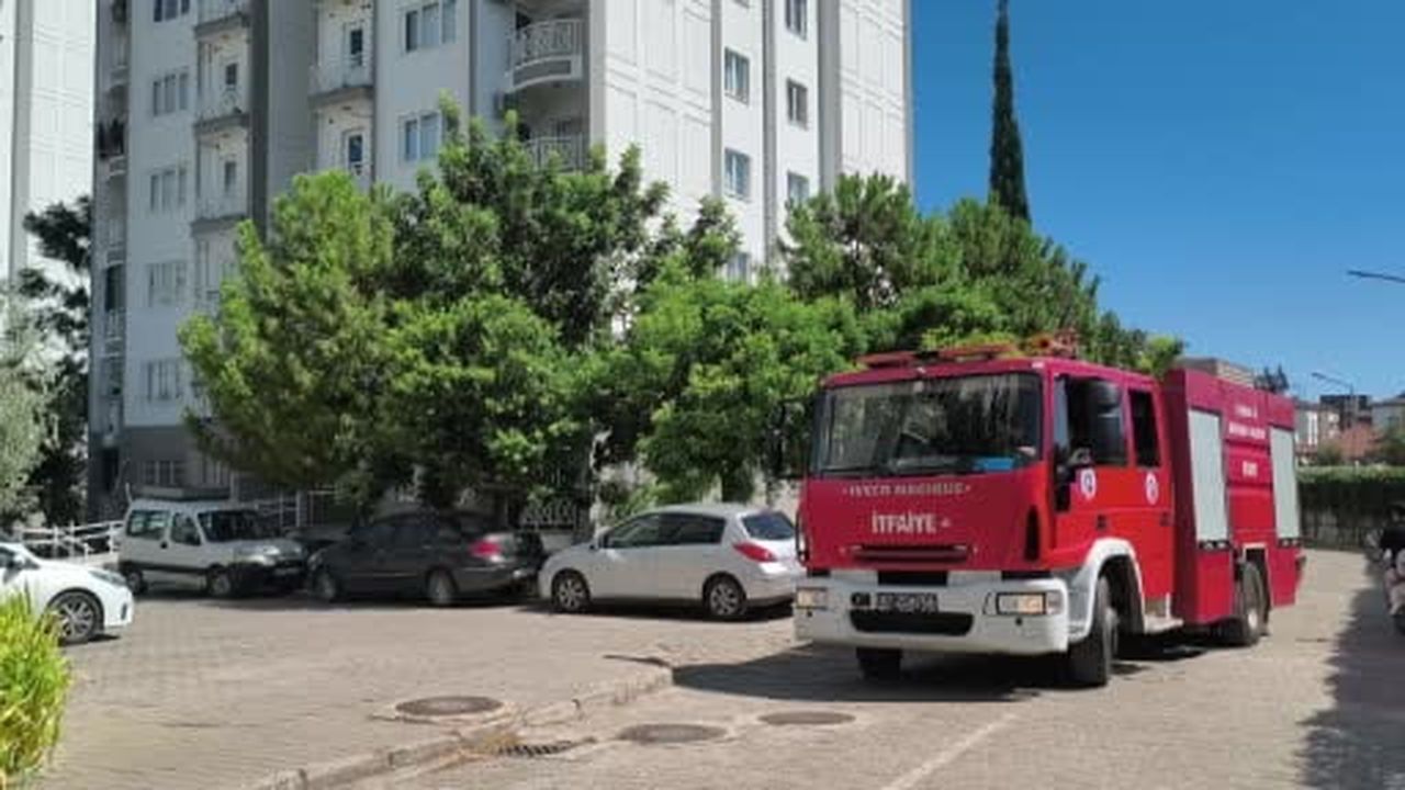 Tartıştığı eski kız arkadaşının apartmandaki dairesinin kapısını benzinle ateşe verdi