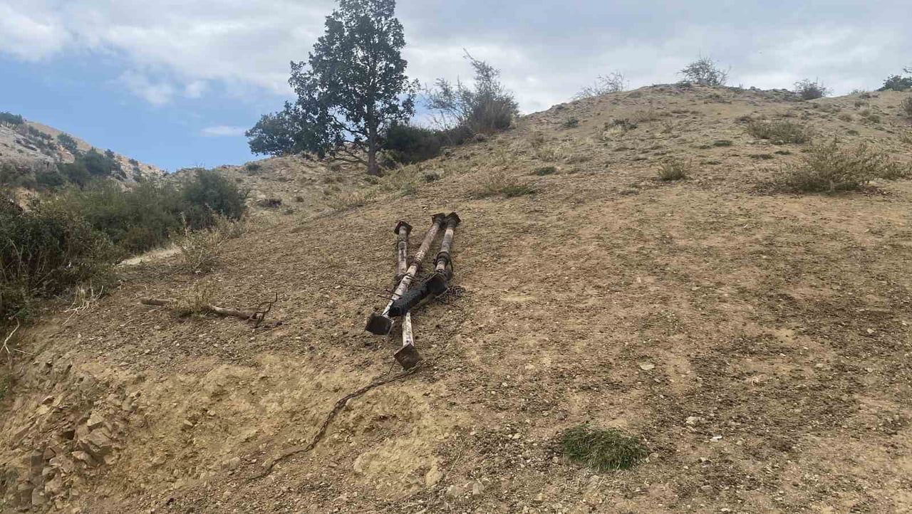 TELEF OLAN KÜÇÜKBAŞ HAYVANLAR İŞ MAKİNALARI YARDIMIYLA TOPRAĞA GÖMÜLDÜ