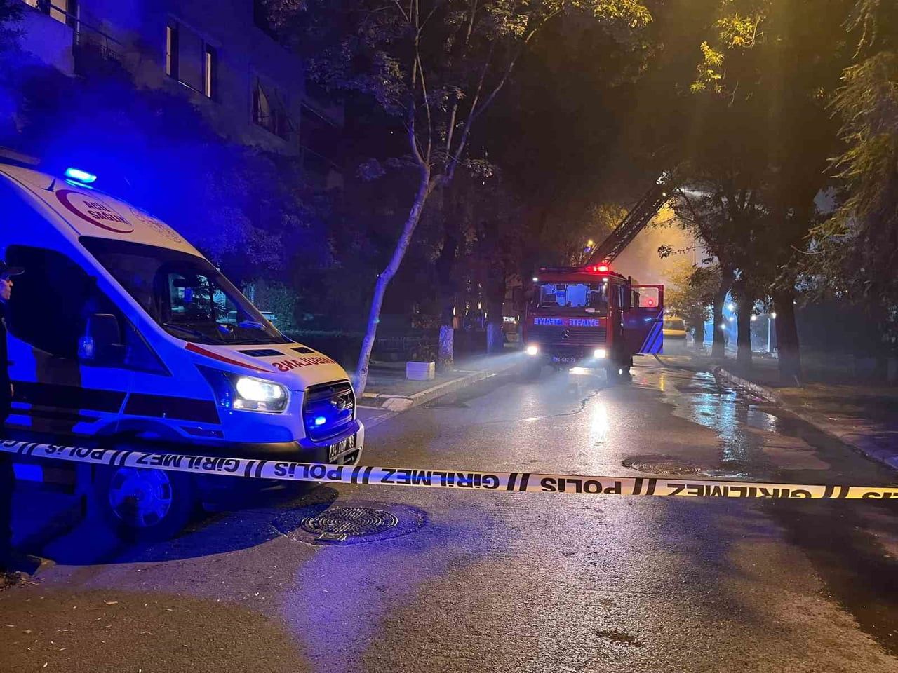 İSTANBUL BAKIRKÖY’DE KENTSEL DÖNÜŞÜM ÇALIŞMALARI KAPSAMINDA BOŞALTILAN 4 KATLI BİR BİNANIN ÇATISI...