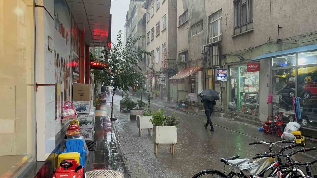METEOROLOJİNİN UYARI YAPTIĞI BİNGÖL'DE, KUVVETLİ SAĞANAK YAĞIŞ ETKİSİNİ GÖSTERMEYE...