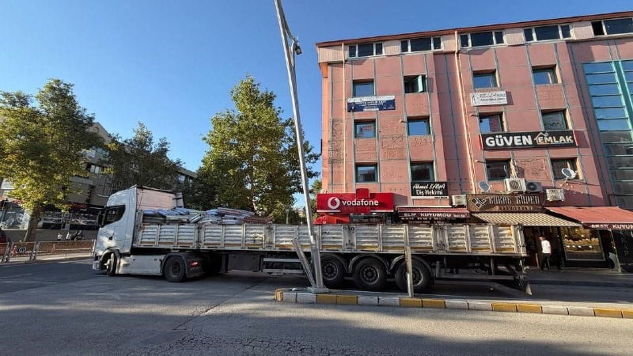 ERZİNCAN’DA TIRIN DORSESİ AYDINLATMA DİREĞİNE ÇARPTI