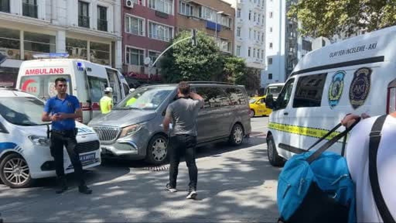 Fatih’te feci kaza: Yayalara yanan kırmızı ışığı dikkate almadan yolun karşısına geçince...
