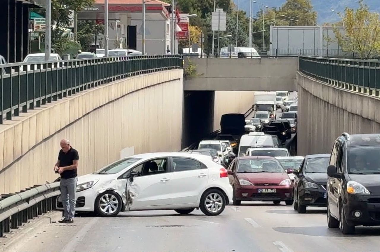 BURSA’DA ŞERİT DEĞİŞTİREN TİCARİ ARACIN BAŞKA BİR ARACA ÇARPMASI SONUCU MEYDANA GELEN KAZADA 2...
