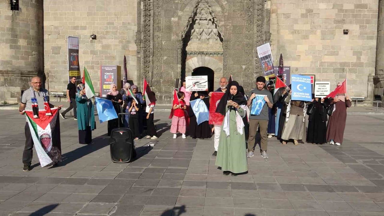 ERZURUM’DA HEKİMLER, SAĞLIK ÇALIŞANLARI VE VATANDAŞLAR, İSRAİL’İN GAZZE’YE YÖNELİK SALDIRILARINI...