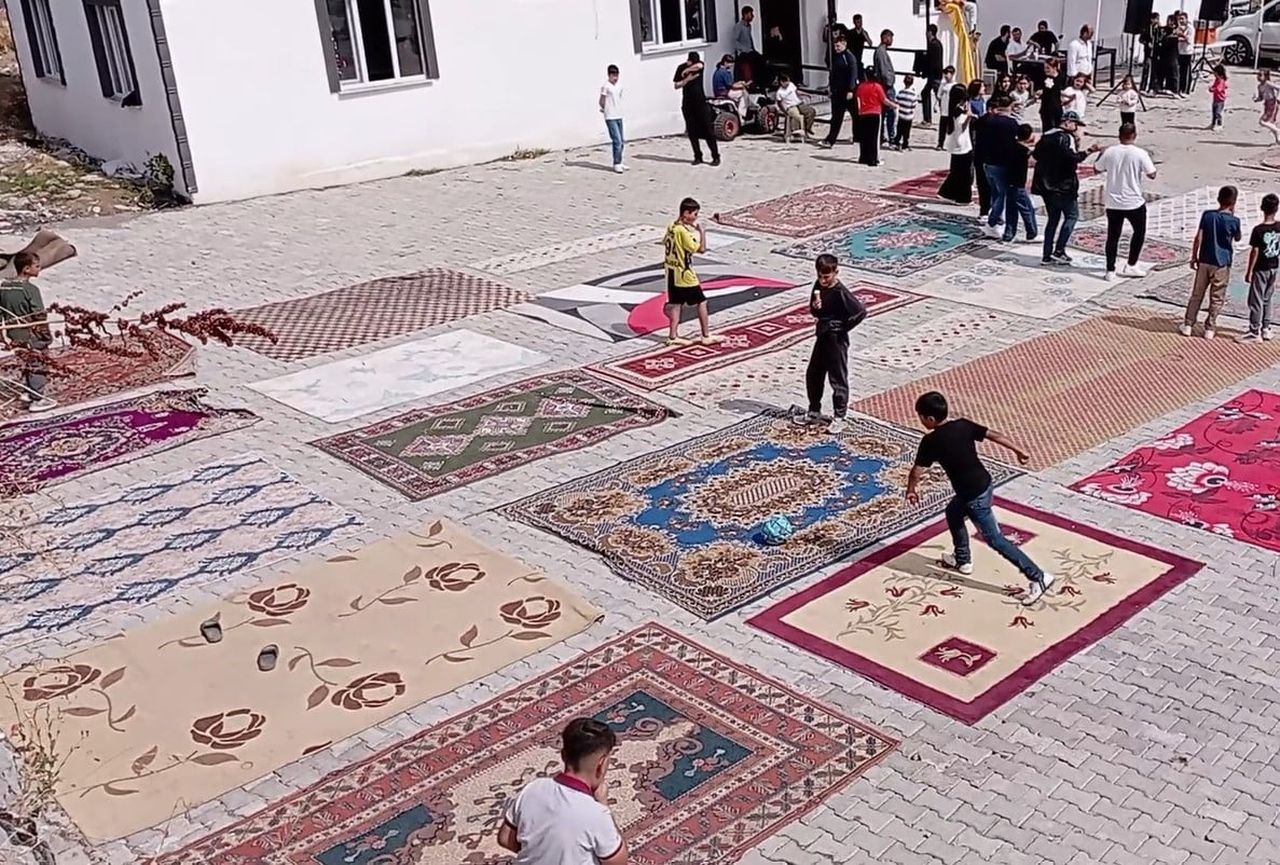 TOKAT’IN SULUSARAY İLÇESİNDE HALI SAHALARI OLMADIĞI İÇİN EVLERDEN TOPLADIKLARI HALI VE KİLİMLE...
