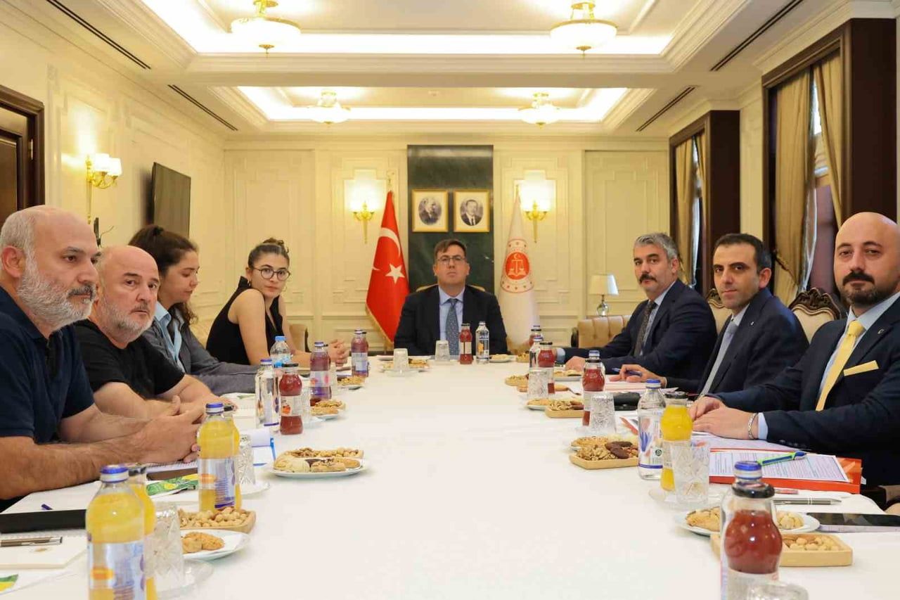 ADALET BAKAN YARDIMCISI CAN TUNCAY, 6 ŞUBAT DEPREMLERİNDE YAKINLARINI KAYBEDEN VATANDAŞLARIN...
