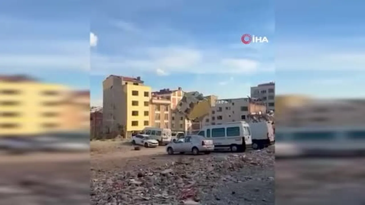 İBB’nin Bayrampaşa’daki kentsel dönüşüm kapsamında başlattığı yıkımda bir bina askıda...