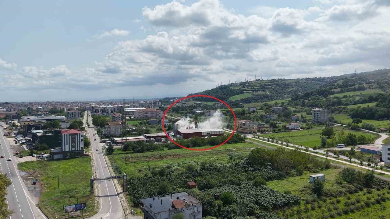 SAMSUN’UN CANİK İLÇESİ KİRAZLIK MEVKİSİNDE BİR FABRİKANIN BACASINDAN YÜKSELEN YOĞUN DUMAN, ÇEVREDE...