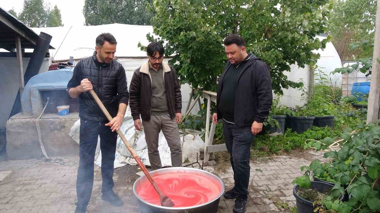 SORGUN İLÇESİNE BAĞLI MEHMETBEYLİ KÖYÜNDE BİR ARAYA GELEN ARKADAŞLAR SEYİT KARABULUT, CEMAL TÜYSÜZ...