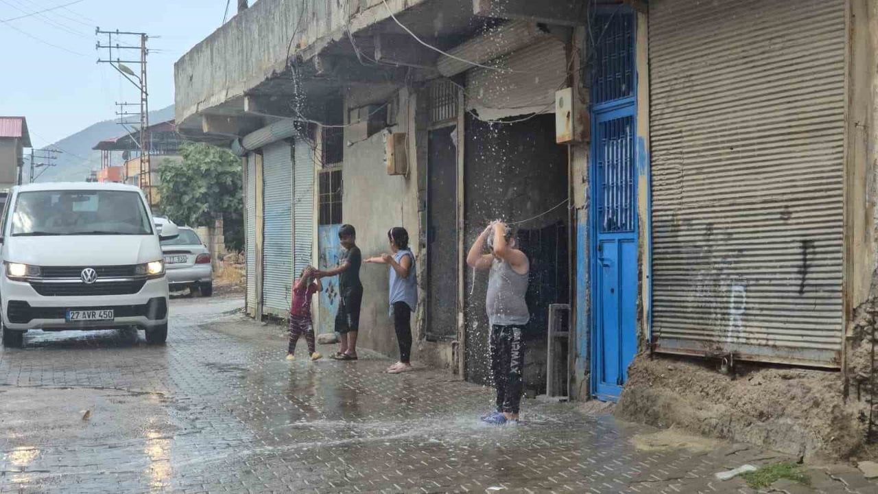 GAZİANTEP’İN İSLAHİYE İLÇESİNDE ÖĞLEN SAATLERİNDE ANİDEN BASTIRAN YAZ YAĞMURU, SICAK HAVANIN...