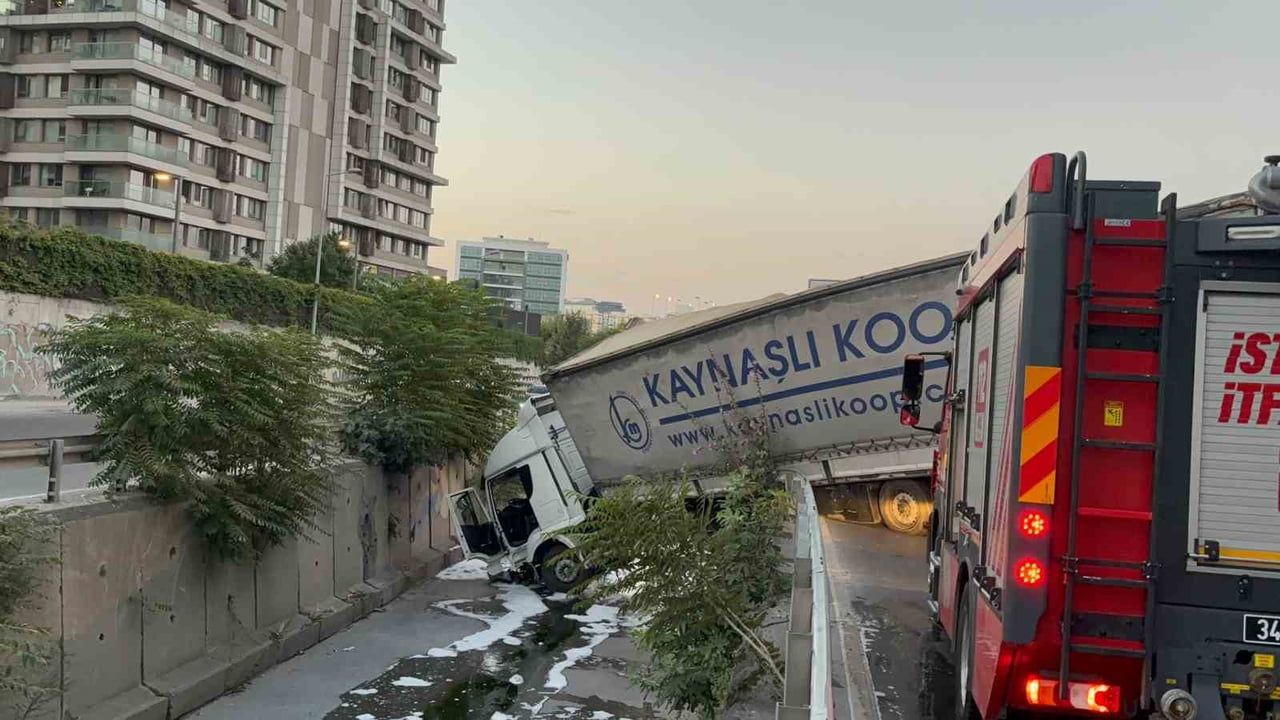 ESENLER'DE TIR YOL KENARINDAKİ DEREYE UÇTU:1 YARALI