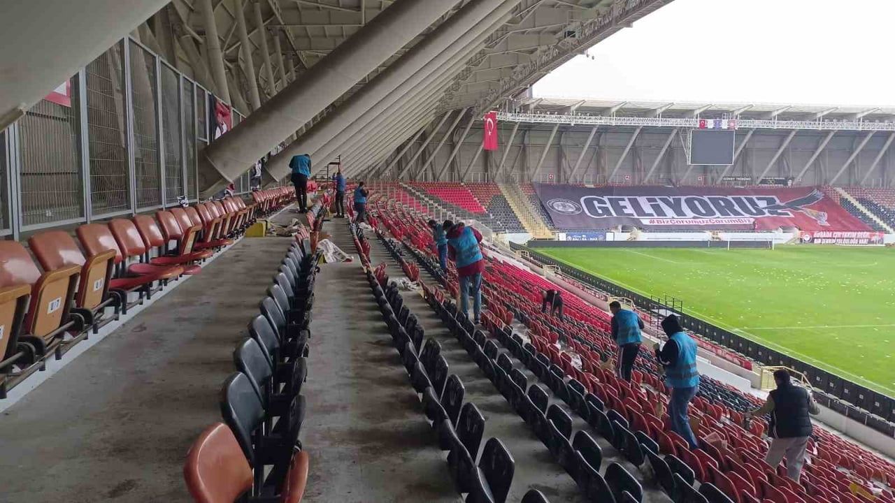 YÜKÜMLÜLER ÇORUM FK'NIN MAÇLARINI OYNADIĞI STADYUMU TEMİZLEDİ.
