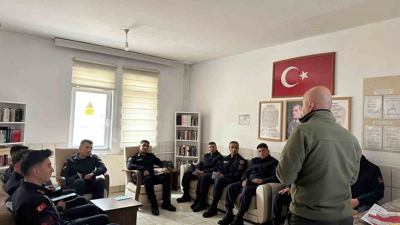 DEMİRÖZÜ’NDE JANDARMA PERSONELİNE KAÇAK AVCILIKLA MÜCADELE EĞİTİMİ VERİLDİ