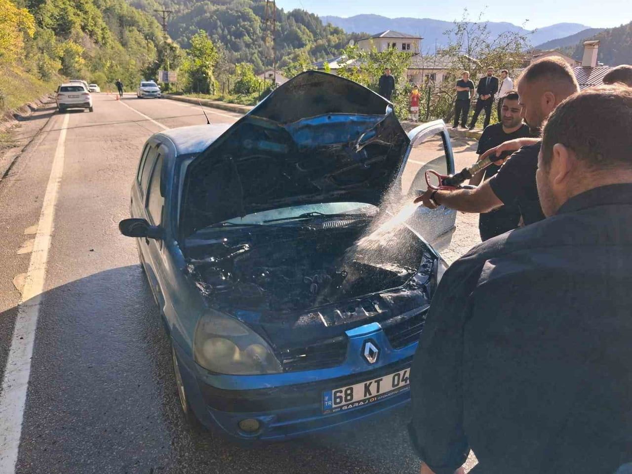KASTAMONU’NUN ŞENPAZAR İLÇESİNDE SEYİR HALİNDEKİ OTOMOBİLDE ÇIKAN YANGIN, İTFAİYE EKİPLERİNİN...