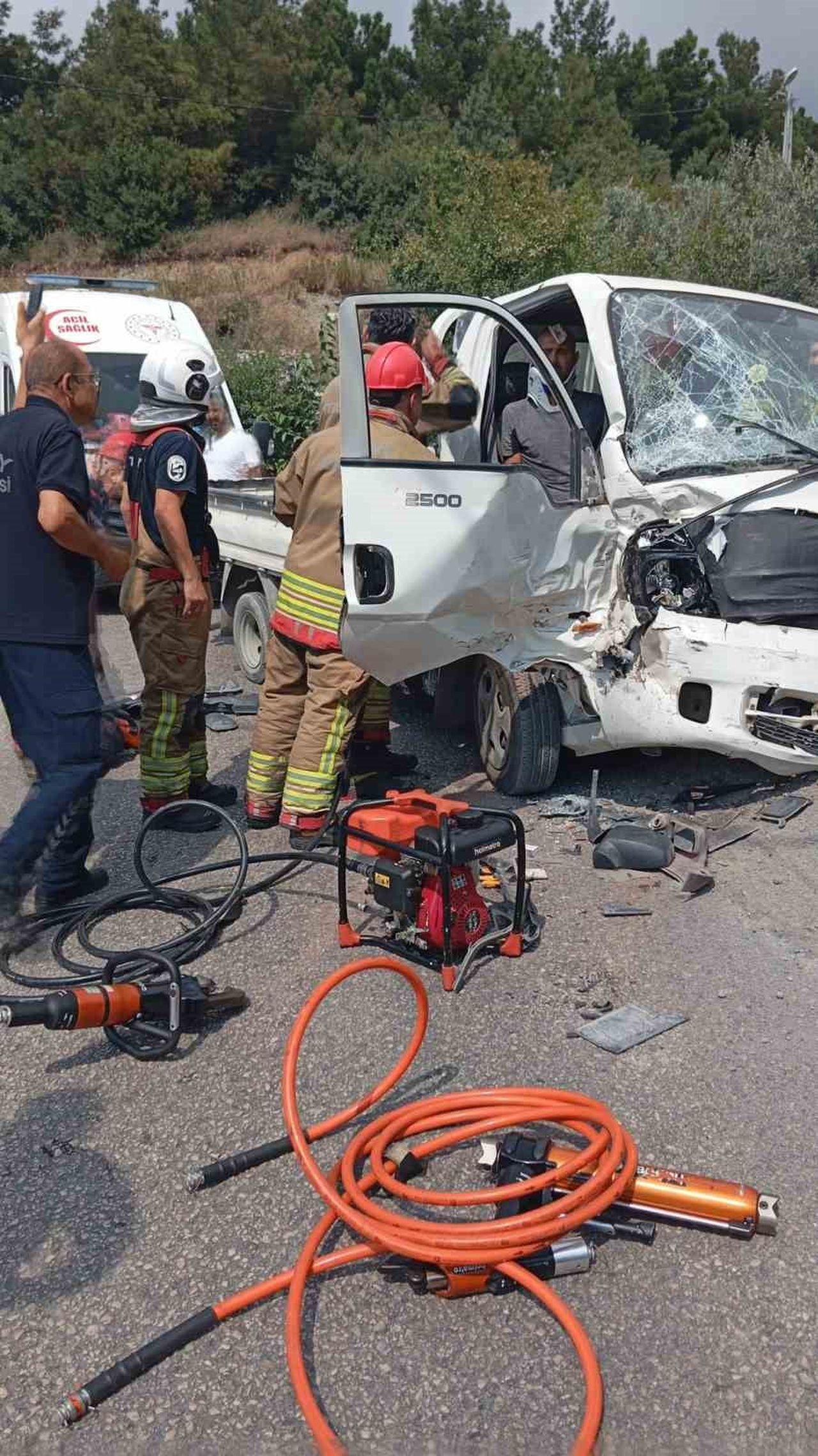 HATAY’DA TIRLA ÇARPIŞARAK HURDAYA DÖNEN KAMYONETTEKİ 3 KİŞİ YARALANDI.