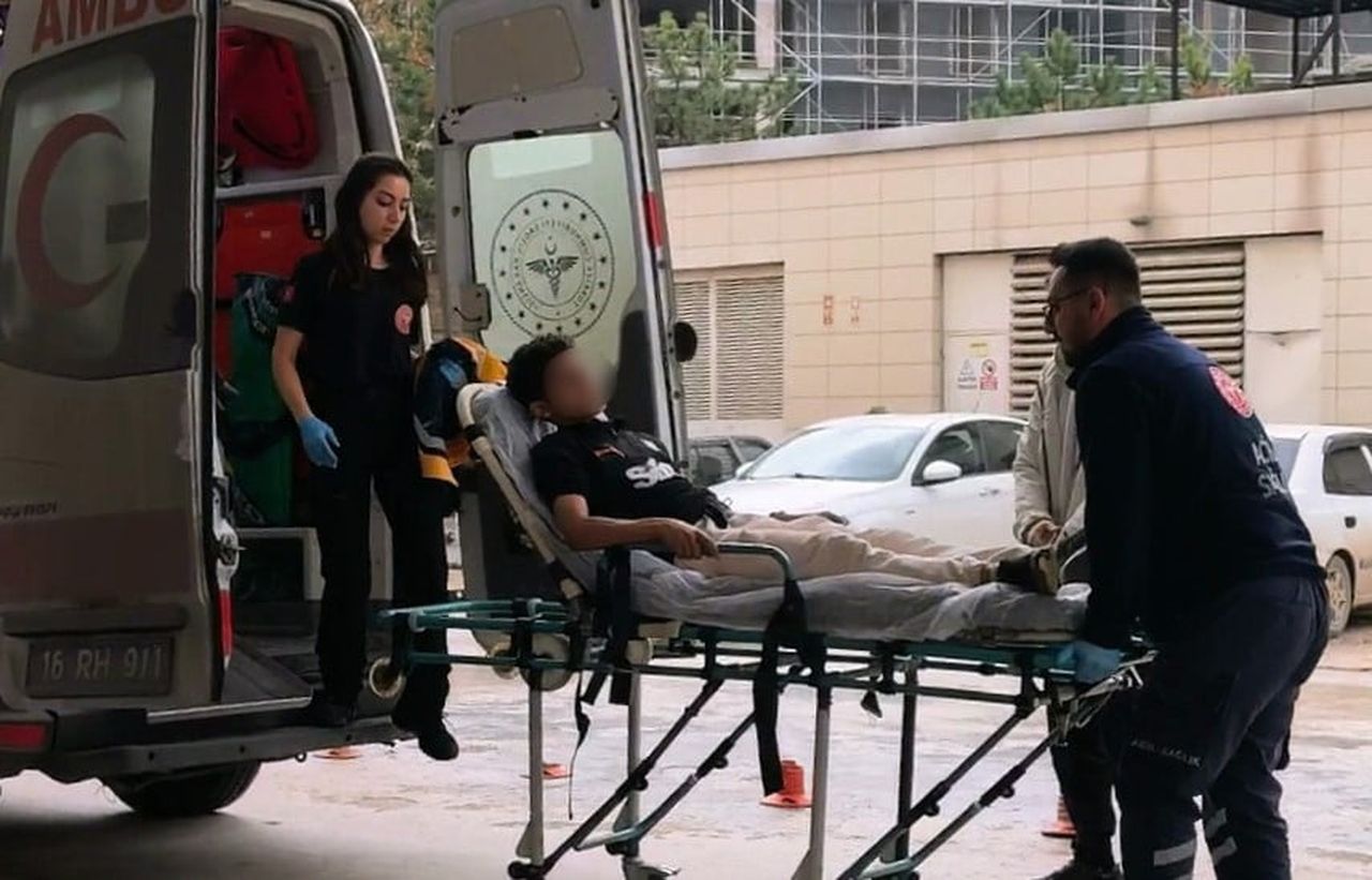BURSA’NIN İNEGÖL İLÇESİNDE MEYDANA GELEN OLAYDA, DUVARDAN ATLAMAYA ÇALIŞAN 13 YAŞINDAKİ GENÇ...
