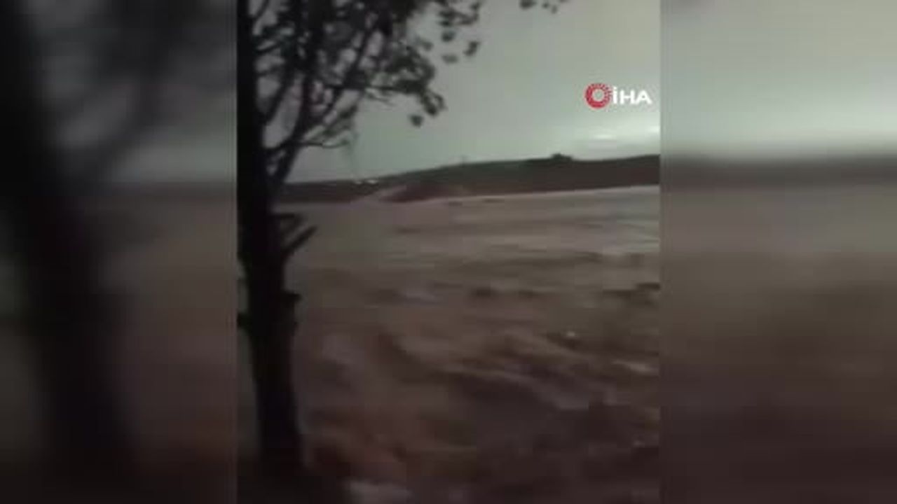 Suriye Acil Durum ve Afet Yönetimi Bakanlığı Sivil Savunma Ekipleri, ülke genelinde etkili olan...