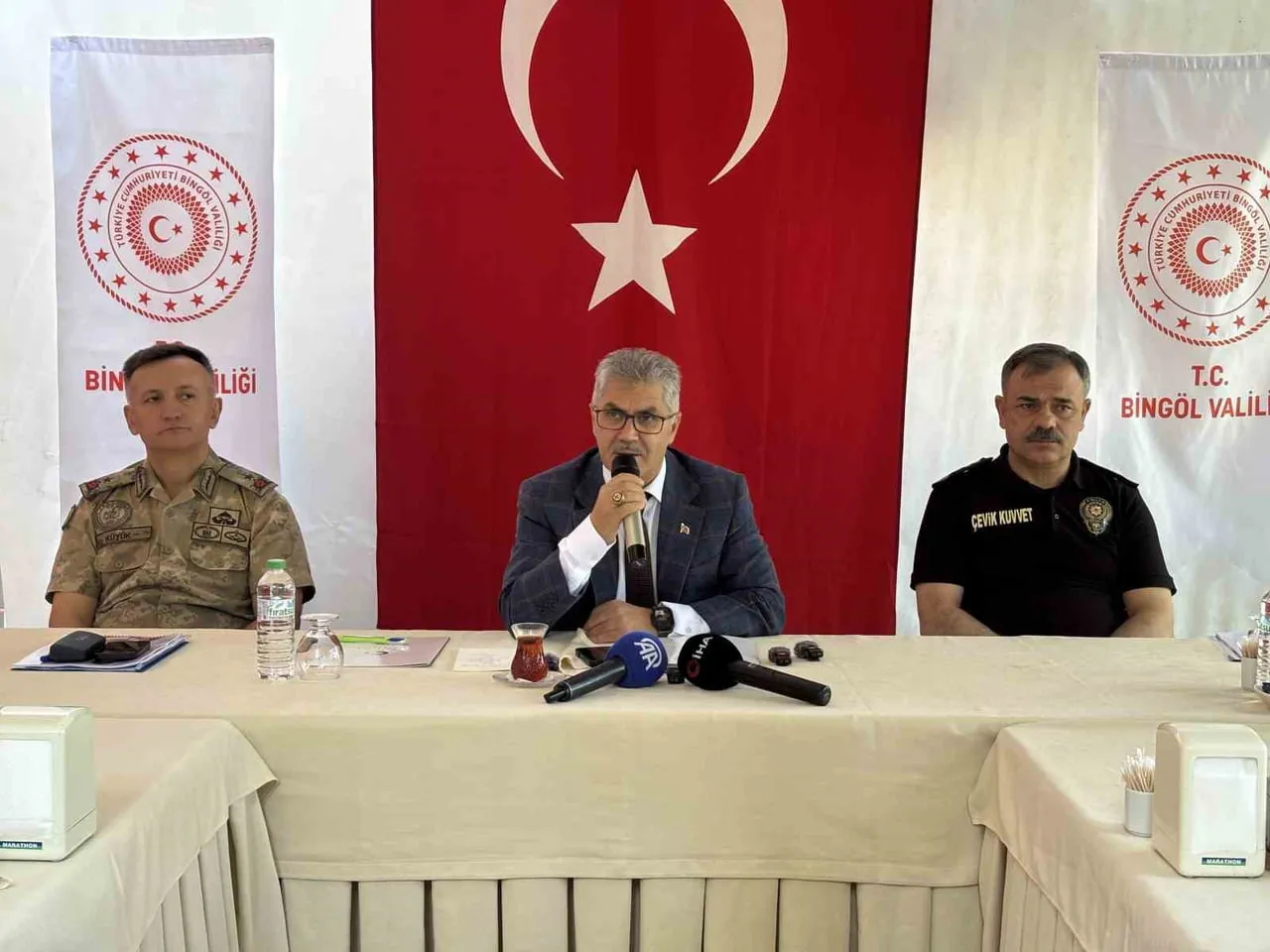İL JANDARMA KOMUTANI SABRİ KÜYÜK (SOLDA), VALİ CAHİT ÇELİK (ORTADA), İL EMNİYET MÜDÜRÜ BEYTİ...