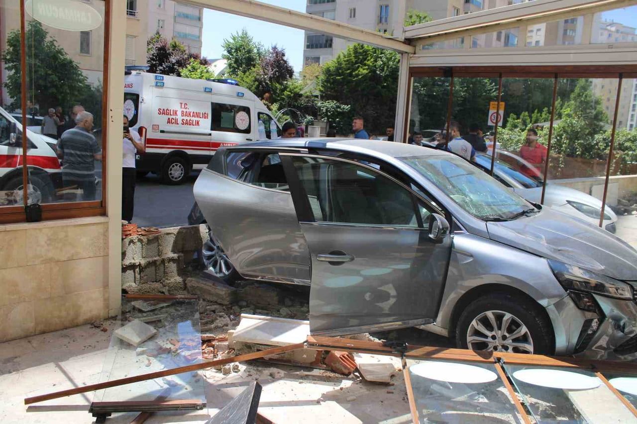 KAYSERİ'NİN MELİKGAZİ İLÇESİNDE KAZA YAPAN OTOMOBİL SAVRULARAK PİDE FIRININA GİRDİ. KAZADA 1 KİŞİ...