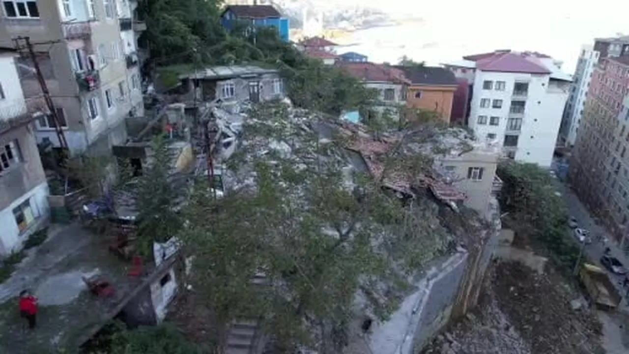 Zonguldak'ta çöken bina sabahın ilk ışıklarıyla böyle görüntülendi