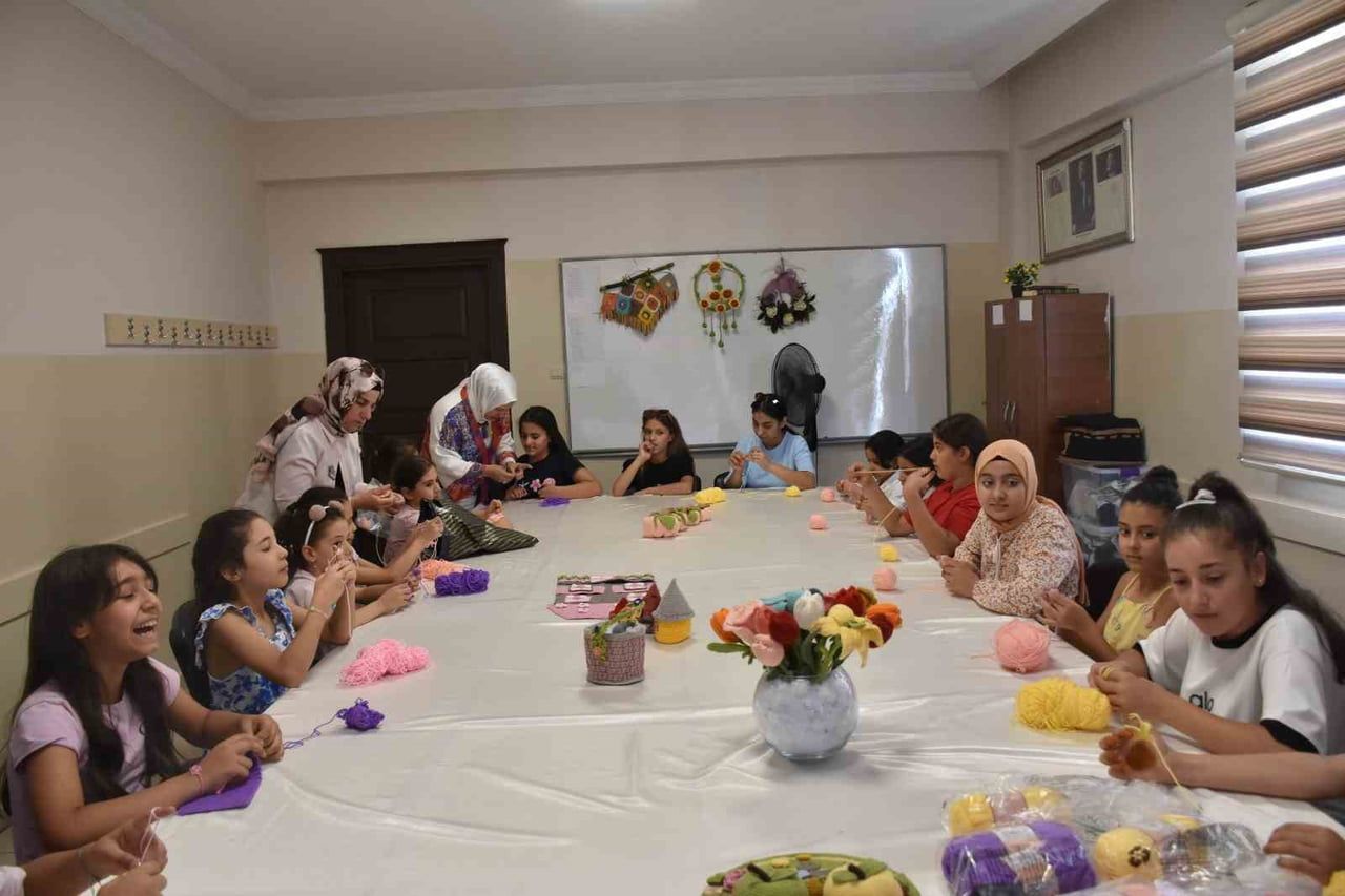ŞAHİNBEY'DE YAZ TATİLİ İLMEK İLMEK ÜRETİME DÖNÜŞÜYOR
