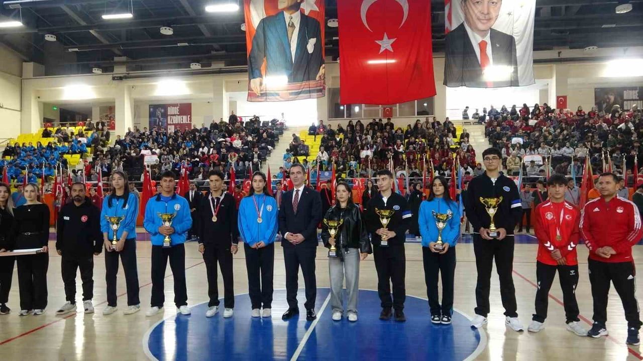 BİTLİS’TE 29 EKİM CUMHURİYET BAYRAMI DÜZENLENEN TÖRENLE KUTLANDI.