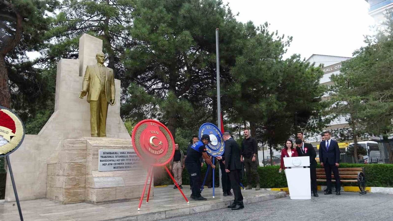 VAN’DA 30 AĞUSTOS ZAFER BAYRAMI’NIN 104’ÜNCÜ YIL DÖNÜMÜ DÜZENLENEN TÖRENLE KUTLANDI.